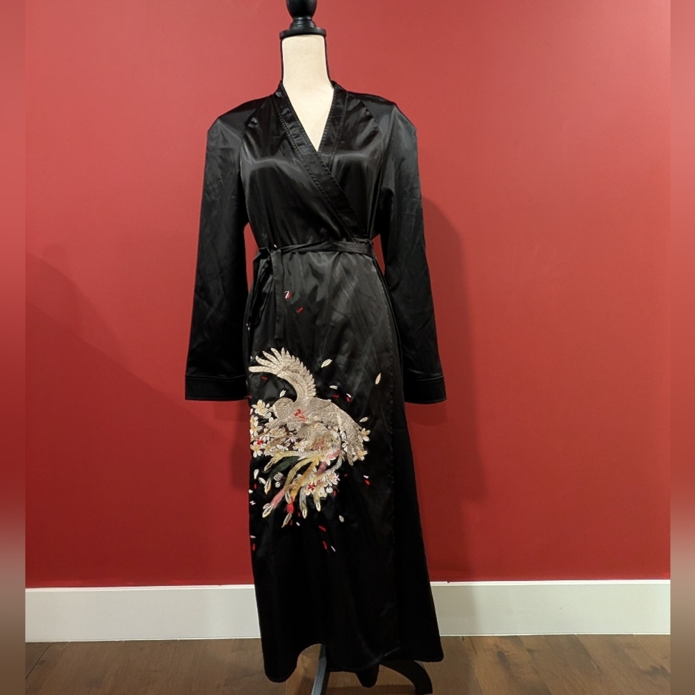 🌹SOLD🌹Elegant Black Kimono Robe with Embroidered Design